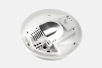 Vue intérieure d’un luminaire avec douille E27 et réflecteur optimisé pour une répartition homogène de la lumière