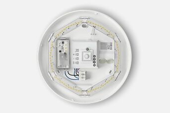 Vue intérieure d’un luminaire avec capteur haute fréquence et anneau LED intégré pour un éclairage intelligent et économe en énergie