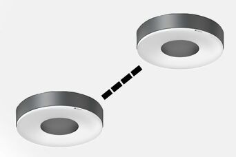Deux luminaires connectés illustrant la possibilité de mise en réseau intelligente pour un éclairage coordonné.