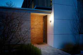 Éclairage d’entrée moderne avec applique murale LED intelligente, mise en lumière automatique pour plus de confort et de sécurité.