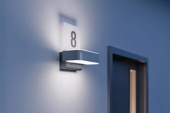 Éclairage moderne et personnalisé – My L 820 LED SC illumine votre numéro de maison avec style.