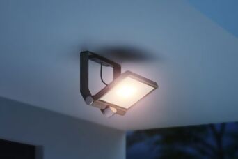 Lumière puissante et claire – Le projecteur XLED ONE éclaire vos nuits comme en plein jour.