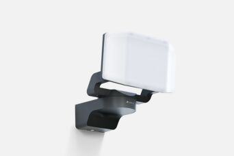 Puissance et design – Le projecteur XLED PROTECT éclaire votre extérieur avec efficacité.