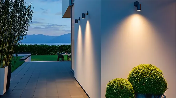 lsf-gartenbeleuchtung-spot-bild-und-text-spot+-nightautomatic.jpg.webp